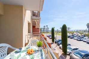 Outdoor dining - 0089-MIRABLAU Apartment with side views of the beach (Empuriabrava)