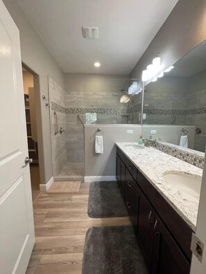 Shower, hair dryer, towels - Homerun Hideaway by Mesquite Vacation Rentals, only 4 minutes from Wolf Creek Golf Course! (Mesquite)