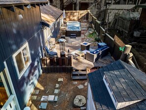 A backyard with a hot tub, outdoor furniture, and a fenced area. - The Blue Bear Cabin  3 Bedrooms, Hot Tub, (South Lake Tahoe)