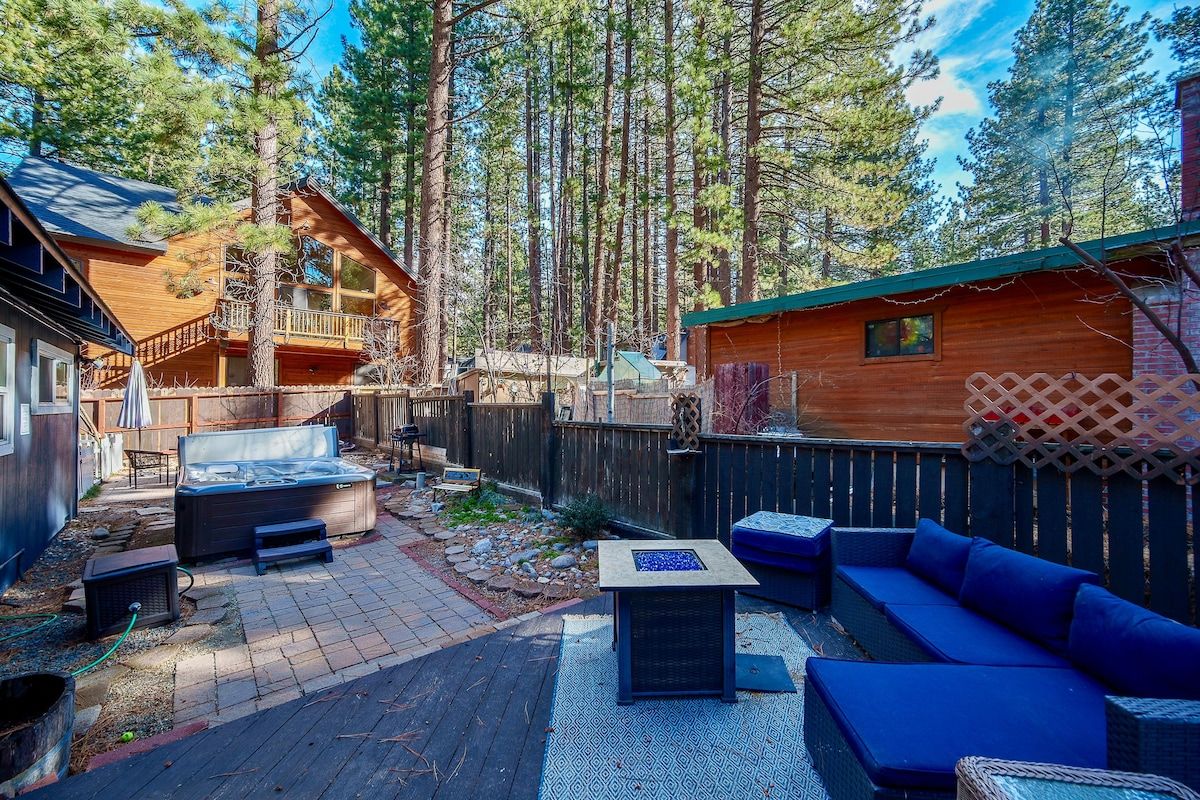 Een chalet met terras, buitenzitplaatsen en een hottub.