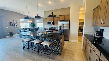 Mikrowelle, Ofen, Herdplatte, Geschirrspüler