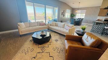 Fernseher, Kamin, Tischfußball