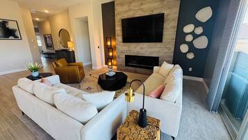 Fernseher, Kamin, Tischfußball