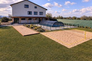 Sports court - Holiday Home 'Grand Gîte - Sallle De Réception' with Private Terrace, Wi-Fi and Air Conditioning (Veauchette)