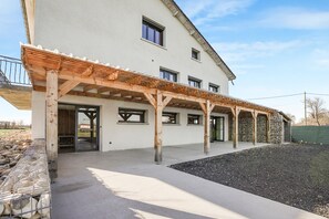 Exterior - Holiday Home 'Grand Gîte - Sallle De Réception' with Private Terrace, Wi-Fi and Air Conditioning (Veauchette)