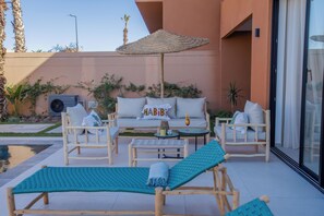 A poolside area with lounge chairs, a sofa set, and a table with a drink. - Villa Marleanis Esprit Beldi Chic with heated pool 10min from the medina (Marrakech)