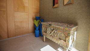 A room with a wooden wardrobe, a patterned table, and blue vases. - Villa Marleanis Esprit Beldi Chic with heated pool 10min from the medina (Marrakech)