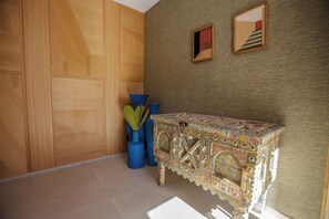 A room with a wooden wardrobe, a patterned table, and blue vases. - Villa Marleanis Esprit Beldi Chic with heated pool 10min from the medina (Marrakech)