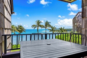 Outdoor dining - Oceanfront Bliss - Sealodge H6 (Princeville)