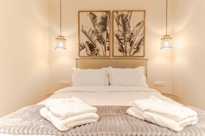 Desk, iron/ironing board, travel cot - Modern and Bright Nazariés Apartment in an Ideal Location (Granada)