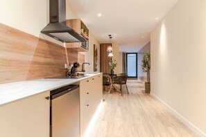 Fridge, microwave, stovetop, toaster - Modern and Bright Nazariés Apartment in an Ideal Location (Granada)