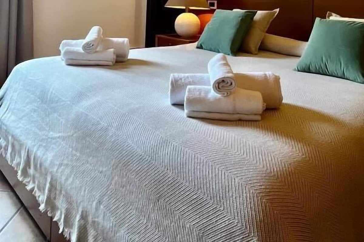 Appartement Deluxe, vue ville | Coffres-forts dans les chambres, chambres insonorisées, Wi-Fi gratuit