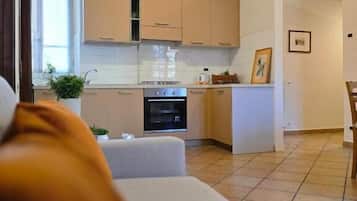 Deluxe Apartment, City View | Living area