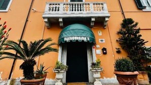 A building with a balcony and a green awning labeled "RESIDENCE". - Residence Internazionale (Pietrasanta)
