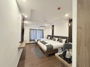 Habitació triple Deluxe, vistes a la ciutat | Wifi gratuïta i roba de llit 