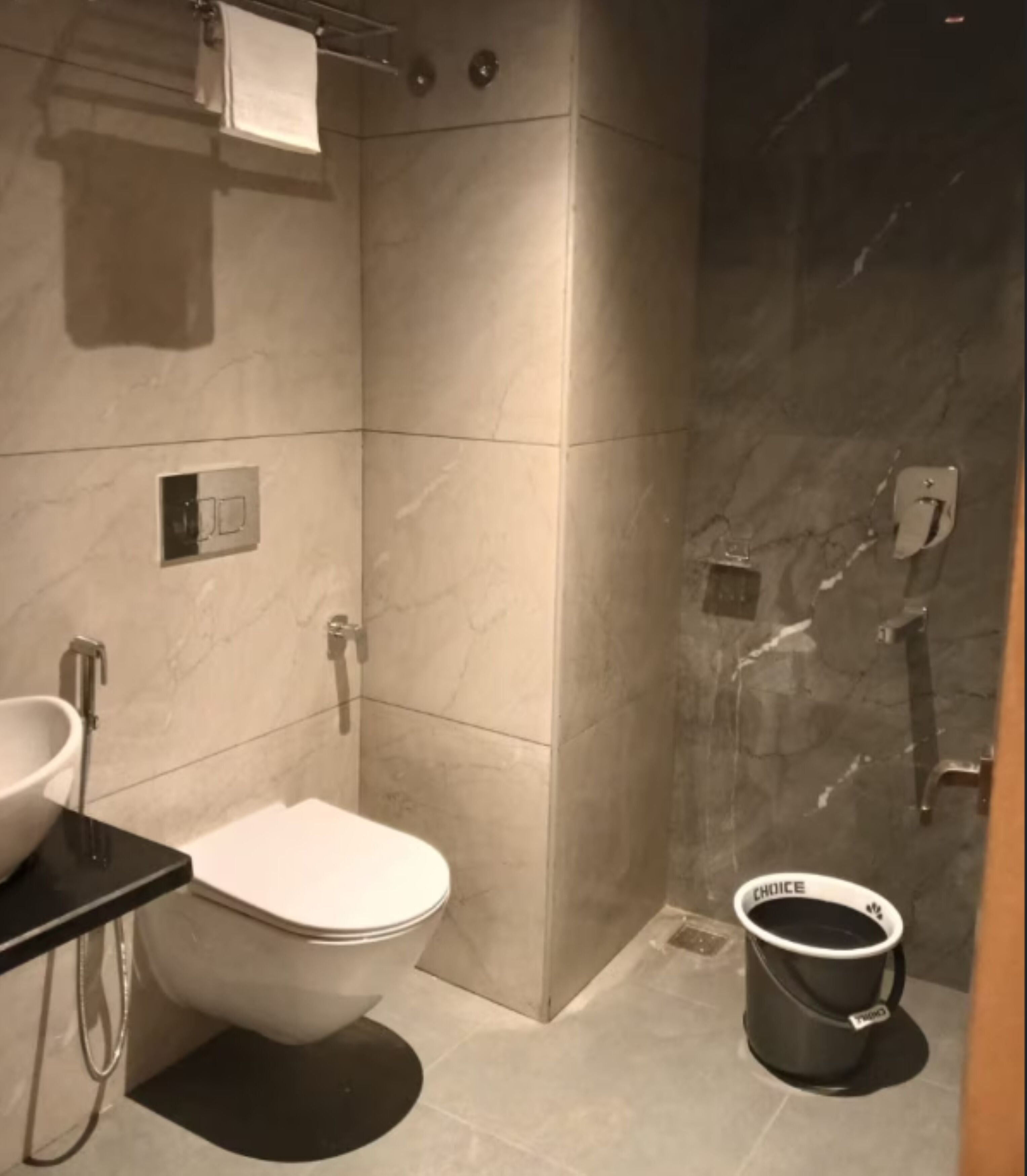 Chuveiro, chuveiro com efeito de chuva, toalhas de banho, sabonete