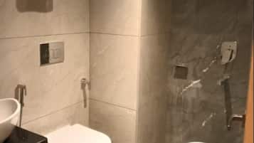 Chuveiro, chuveiro com efeito de chuva, toalhas de banho, sabonete