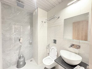 Habitación triple Deluxe, vistas a la ciudad | Baño | Ducha, toallas, jabón y champú