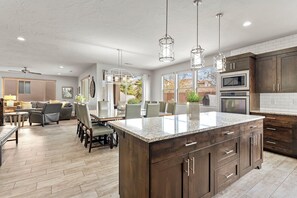 Fridge, microwave, oven, stovetop - Paradise Views #93: Private Hot Tub (Santa Clara)