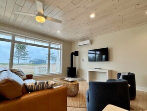 TV, fireplace - Entire Cottage #3 - Yellow (Garrison)