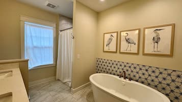 Regadera, secadora de cabello, toallas