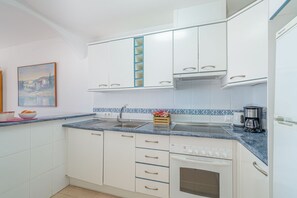 Refrigerador, microondas, horno y cafetera y tetera 