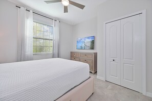 3 makuuhuonetta, työpöytä, silitysrauta/-lauta, ilmainen Wi-Fi