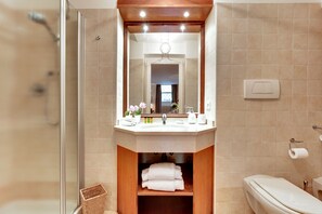 Shower, hair dryer, bidet, towels