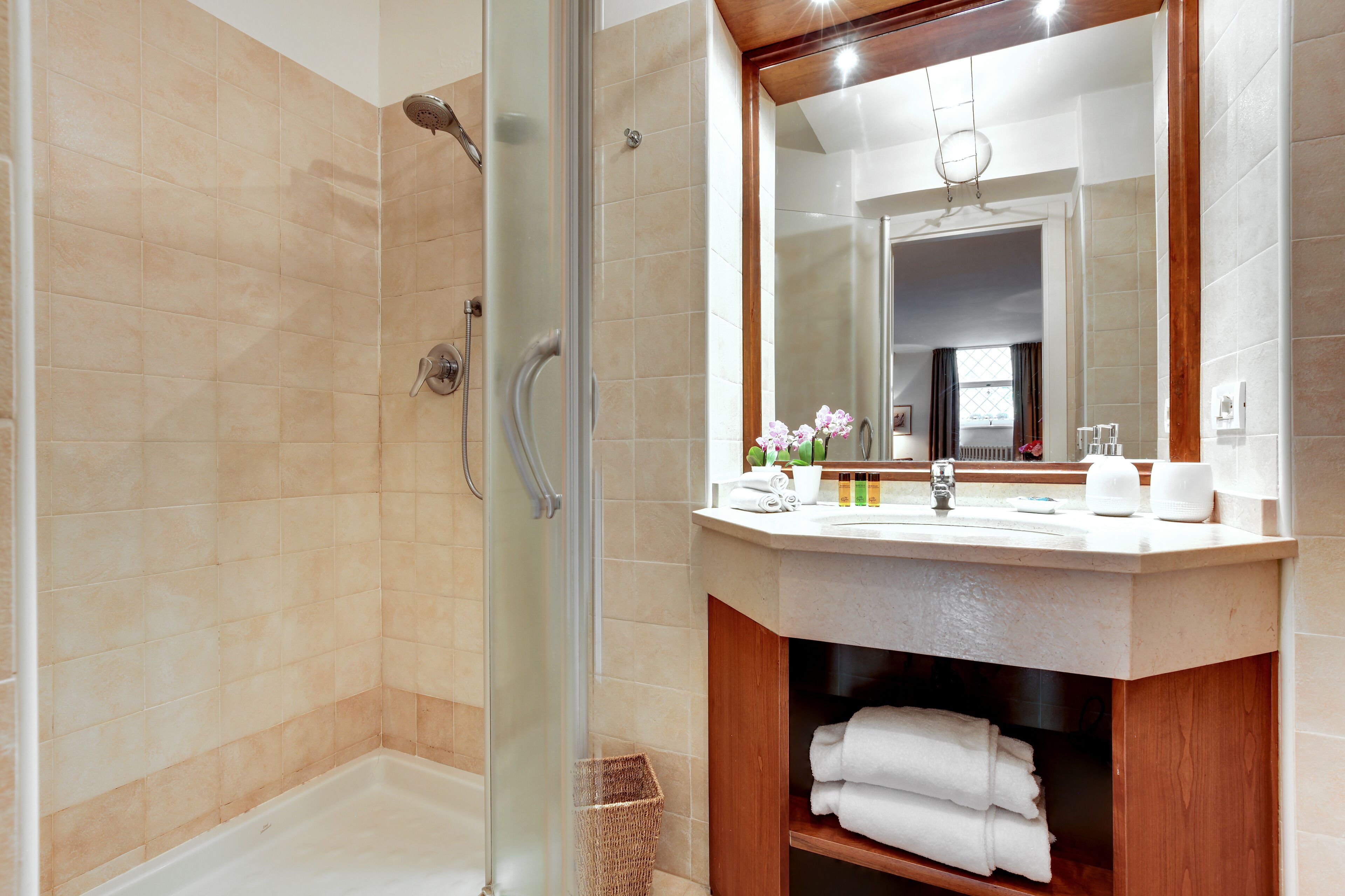 Dusche, Haartrockner, Bidet, Handtücher