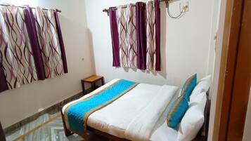 Comfort Apartment, Balcony, Courtyard View | Free WiFi, bed sheets
