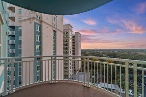 Property grounds - Beautiful Spacious 10th floor 3 bedroom 3 bathroom condo in Legacy Towers. (Gulfport)