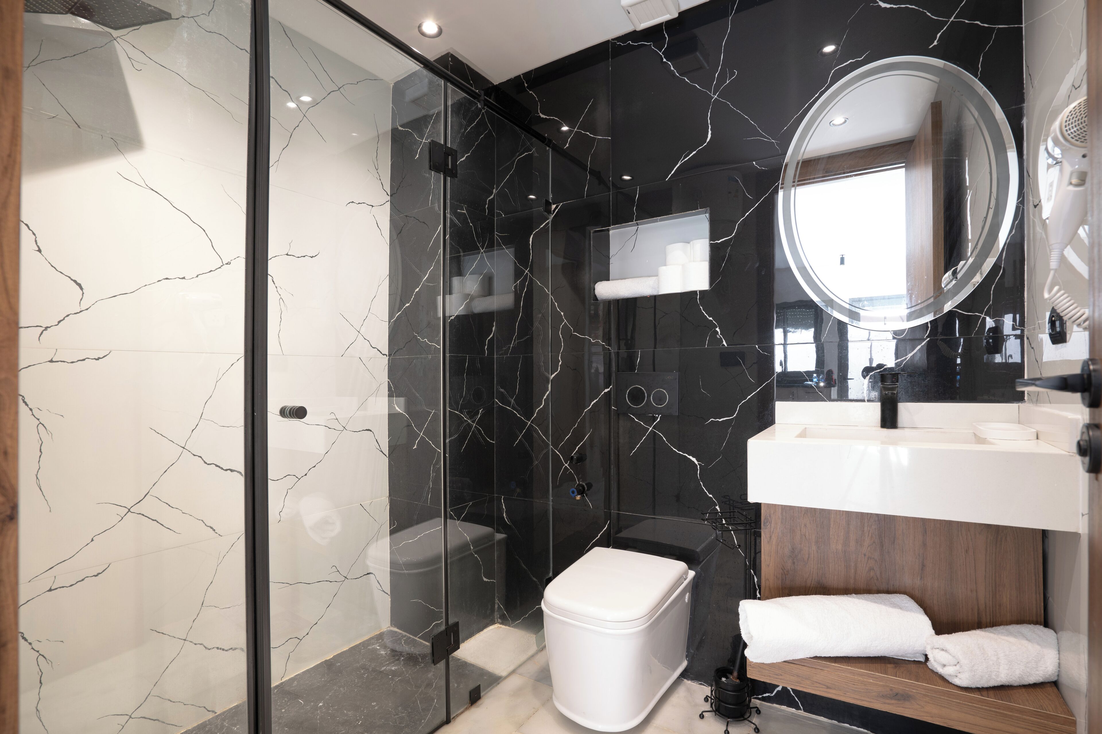 Douche, sèche-cheveux, serviettes fournies, savon