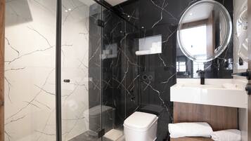 Douche, sèche-cheveux, serviettes fournies, savon