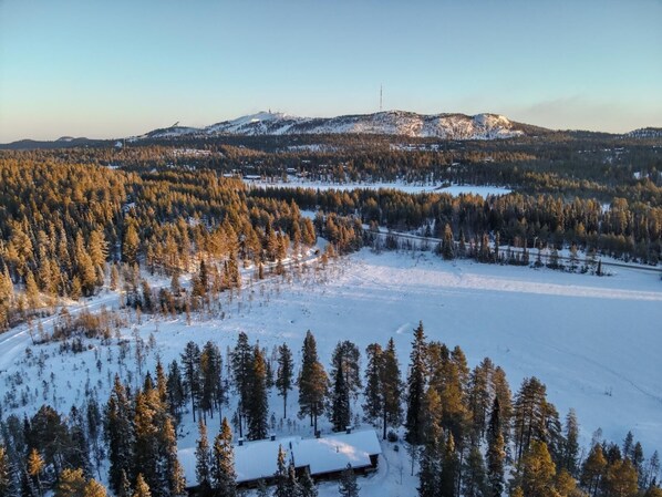 Aerial view - Pikkukelo Ruka - a cozy accommodation in a great location, skibus and free wifi. (Kuusamo)