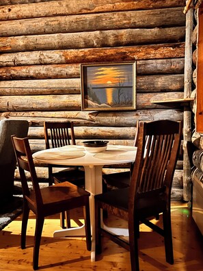 Dining - Pikkukelo Ruka - a cozy accommodation in a great location, skibus and free wifi. (Kuusamo)
