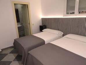 Superior Double Room | Laptop workspace, free WiFi - Hostal Henares (San Fernando de Henares)