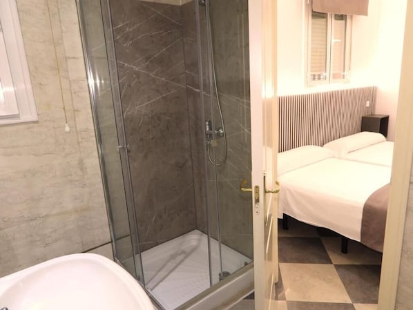 Espacio para trabajar con laptop y wifi gratis