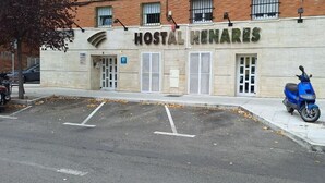 Un bâtiment sur lequel on peut lire l’inscription « HOSTAL HENARES ».