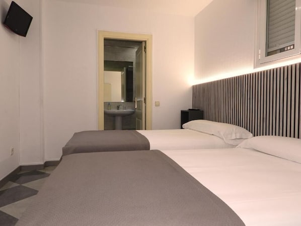 Laptop workspace, free WiFi - Hostal Henares (San Fernando de Henares)