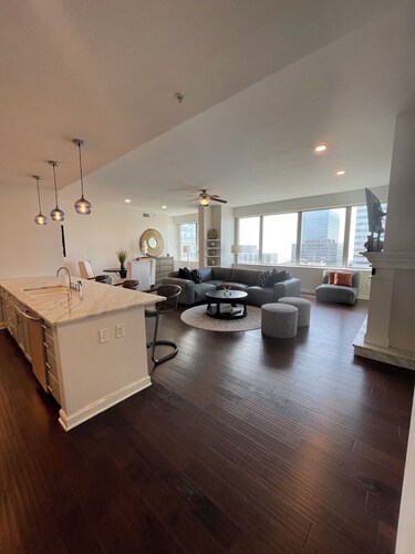 Luxury 2-bedroom Penthouse in charming Downtown Cleveland with Free Parking