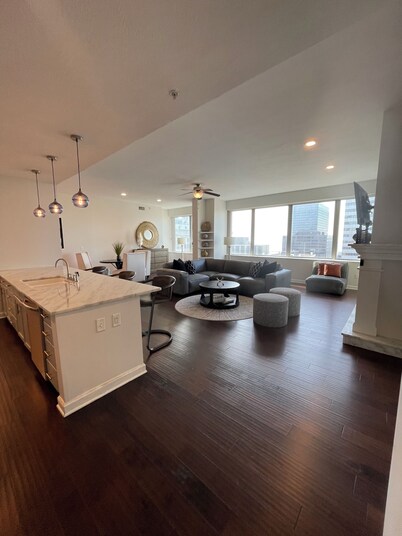 Luxury 2-bedroom Penthouse in charming Downtown Cleveland with Free Parking