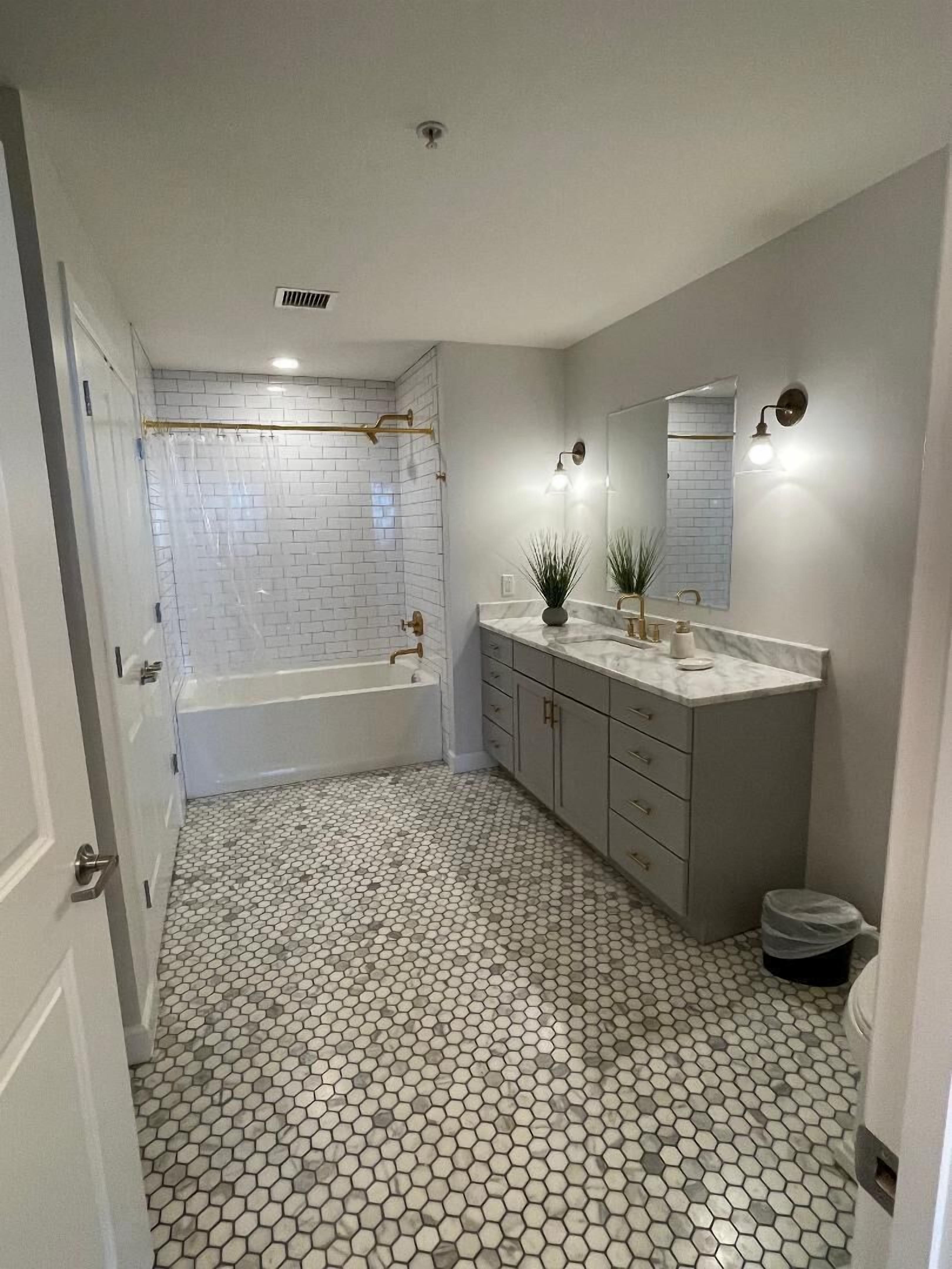 Dusche, Haartrockner, Handtücher, Toilettenpapier