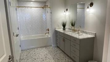 Dusche, Haartrockner, HandtĂŒcher, Toilettenpapier