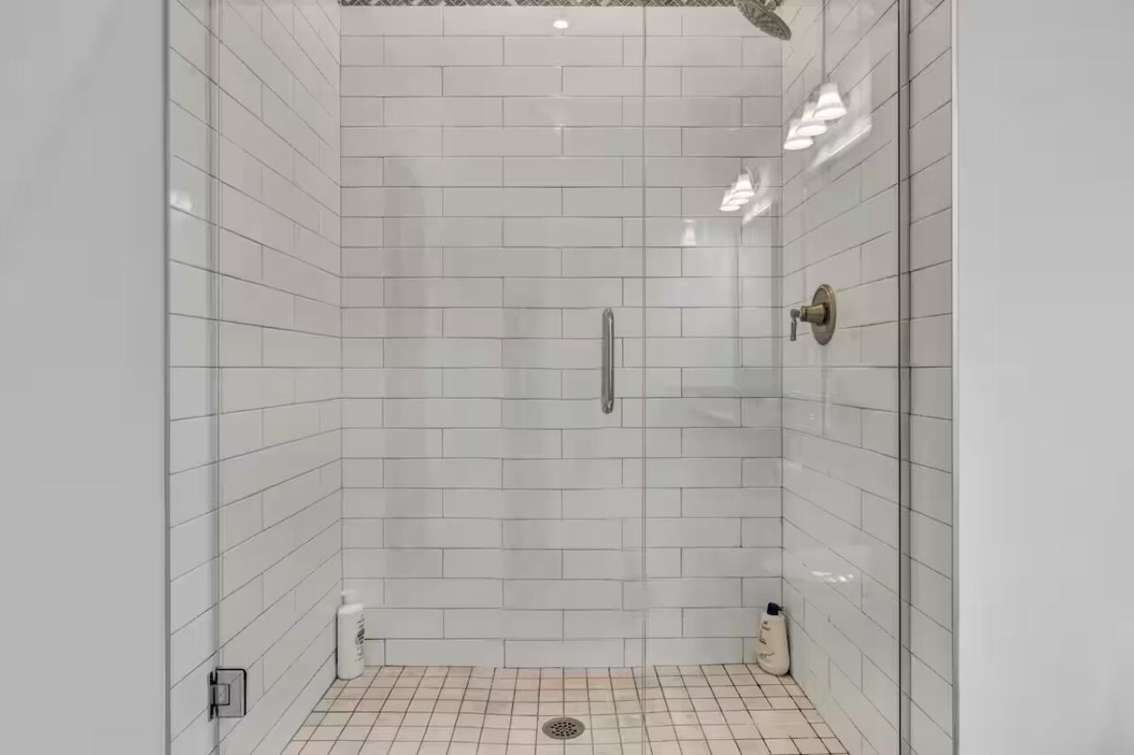 Dusche, Haartrockner, Handtücher, Toilettenpapier