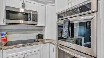 Microondas, horno, placa de cocina, lavavajillas