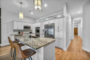 Microondas, horno, parrilla de estufa y lavavajillas 