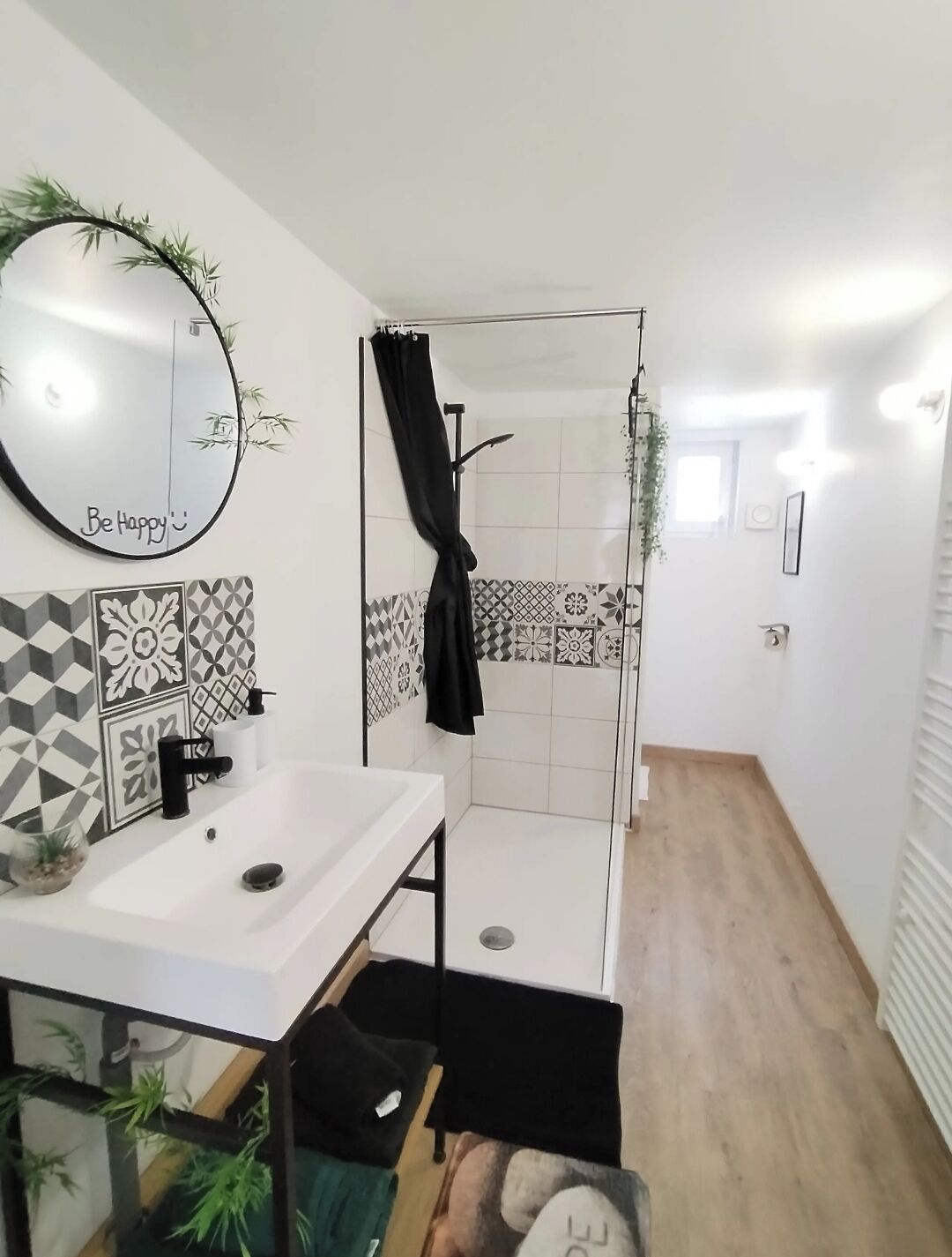 Douche, sèche-cheveux, serviettes fournies, papier toilette