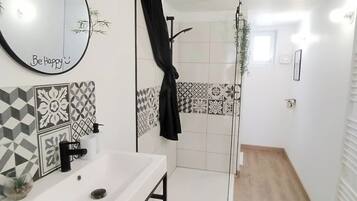 Een douche, een haardroger, handdoeken, toiletpapier