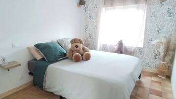 Een strijkplank/strijkijzer, wifi, beddengoed