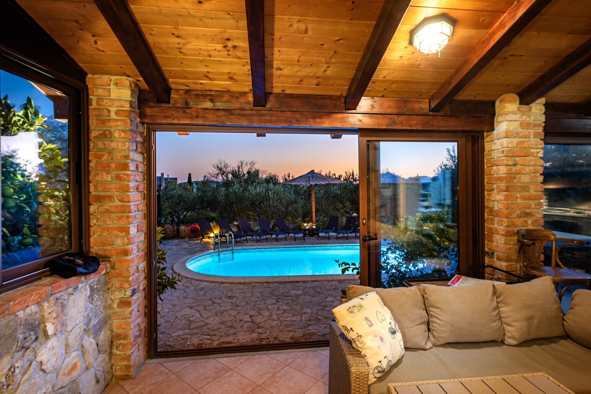 Télévision, baby-foot, table de tennis de table